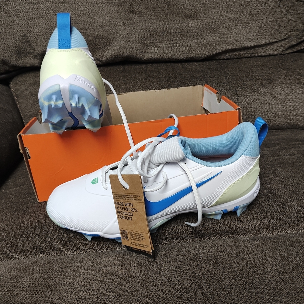 New men Nike cleats size 10 new with tag in box no top